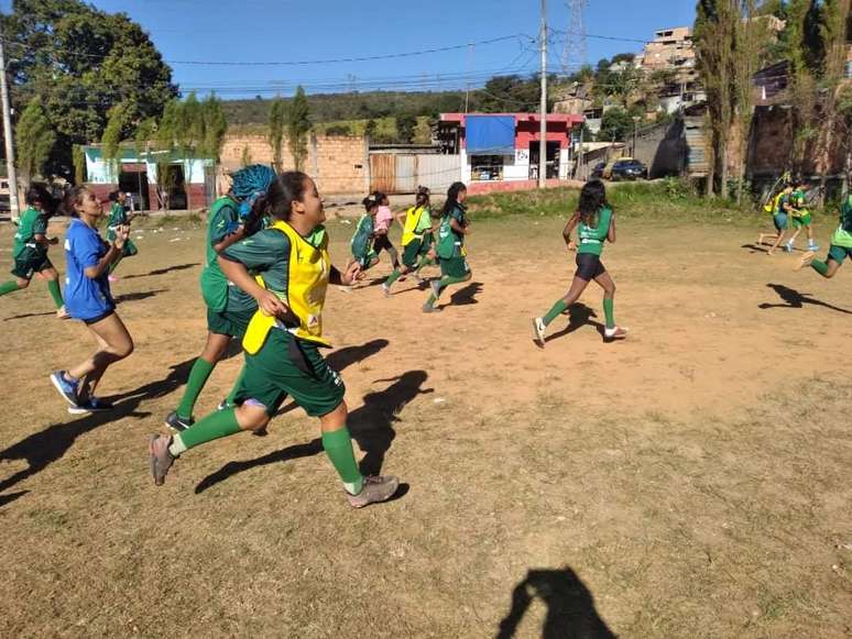 Meninas em campo nas vilas de BH. 